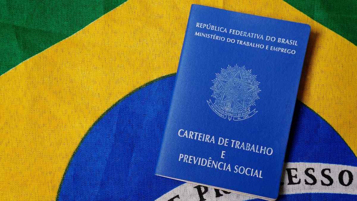 Com quantos anos pode tirar carteira de trabalho?
