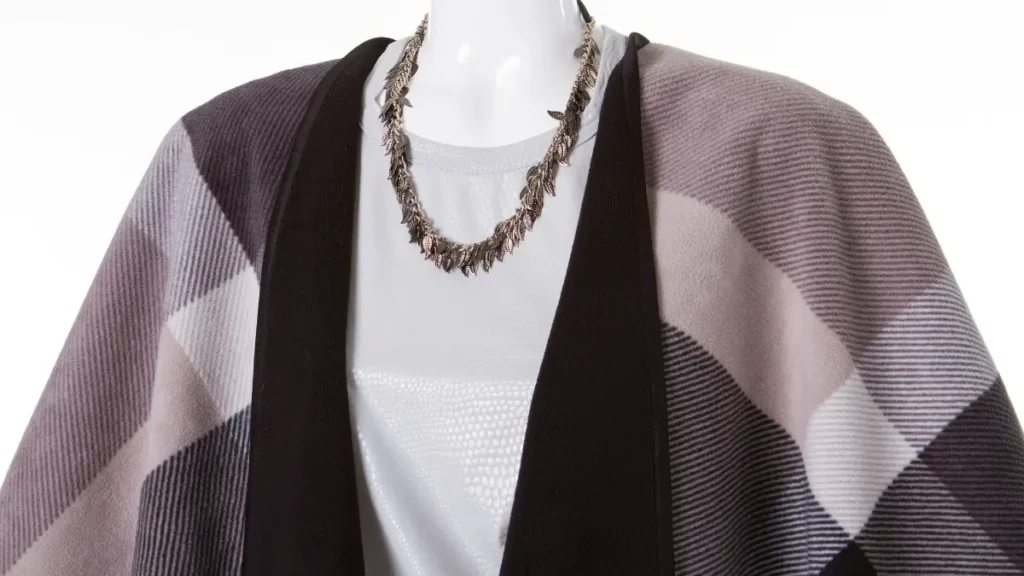 Como combinar colares com blusas