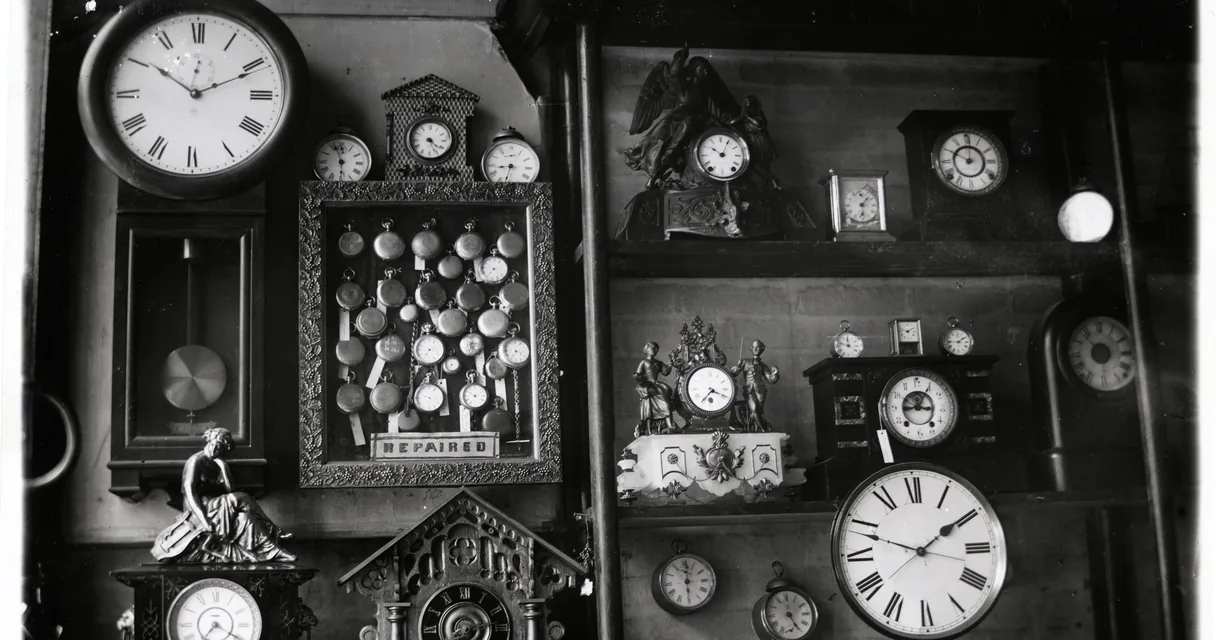 Vários relógios antigos de parede e de mesa em foto em preto e branco, ilustrando banco de horas