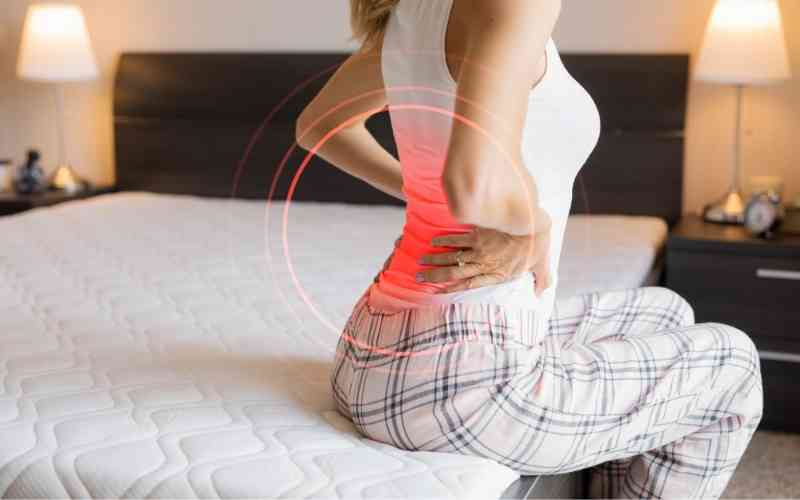 qual melhor posição para dormir com dor nas costas