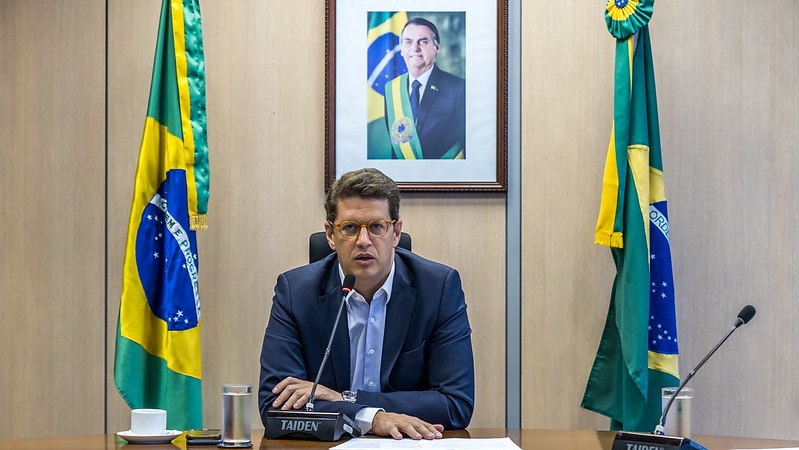 Meses após o lançamento de investigações criminais, ministro do Meio Ambiente deixa o Brasil