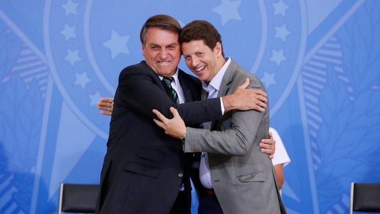 Ministro do Meio Ambiente do Brasil investigado por encobrimento de extração ilegal de madeira