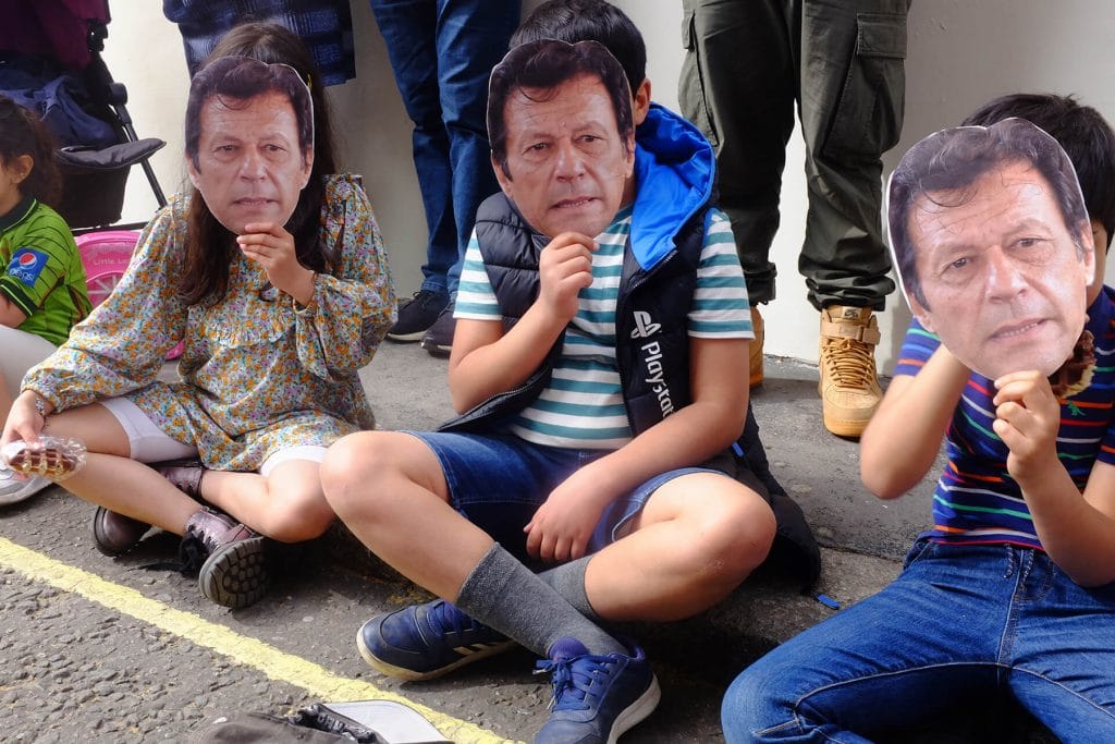 Por que o Parlamento paquistanês aprovou um voto de desconfiança contra Imran Khan?