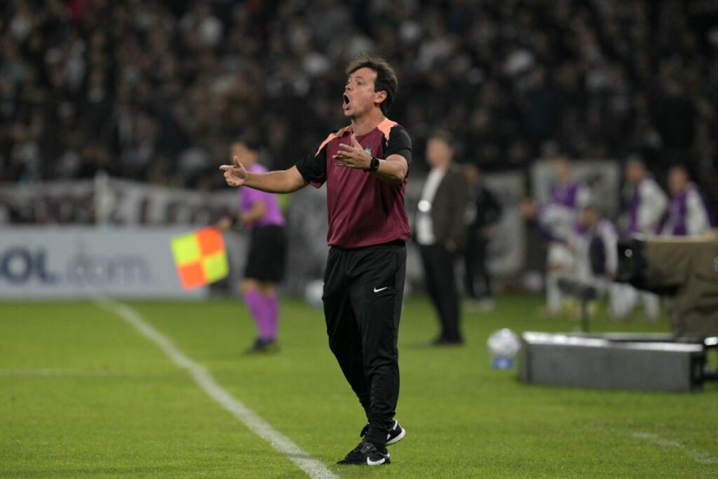 Clássico violento termina em 0 a 0 com duas expulsões