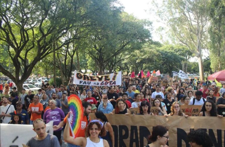 Estudantes da USP votam greve; duas faculdades aprovam