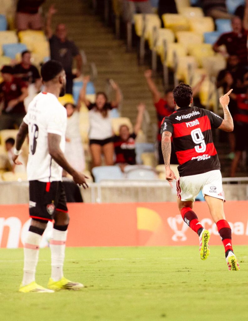 Flamengo vence Vitória e segue 100% na temporada