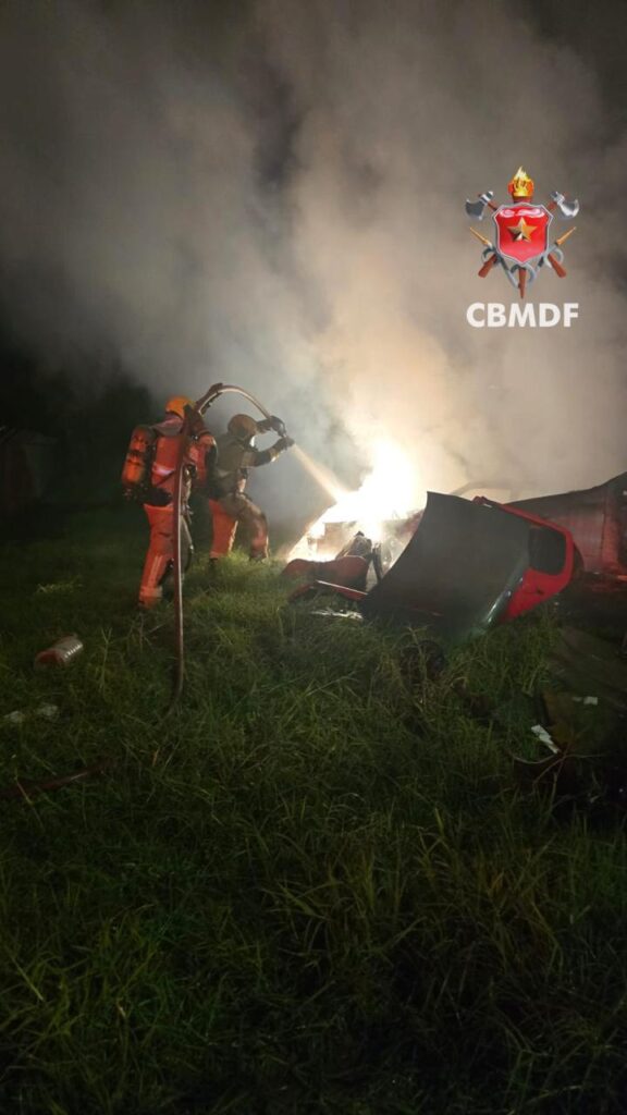 Incêndio atinge carcaças de veículos na Estrutural, DF Incêndio atinge carcaças de veículos na Estrutural, DF