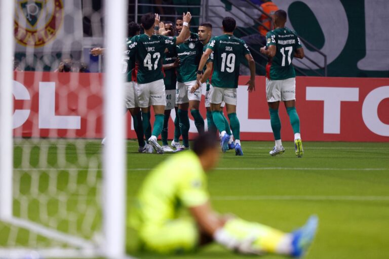 Palmeiras arma retranca, vence Bragantino e segue líder