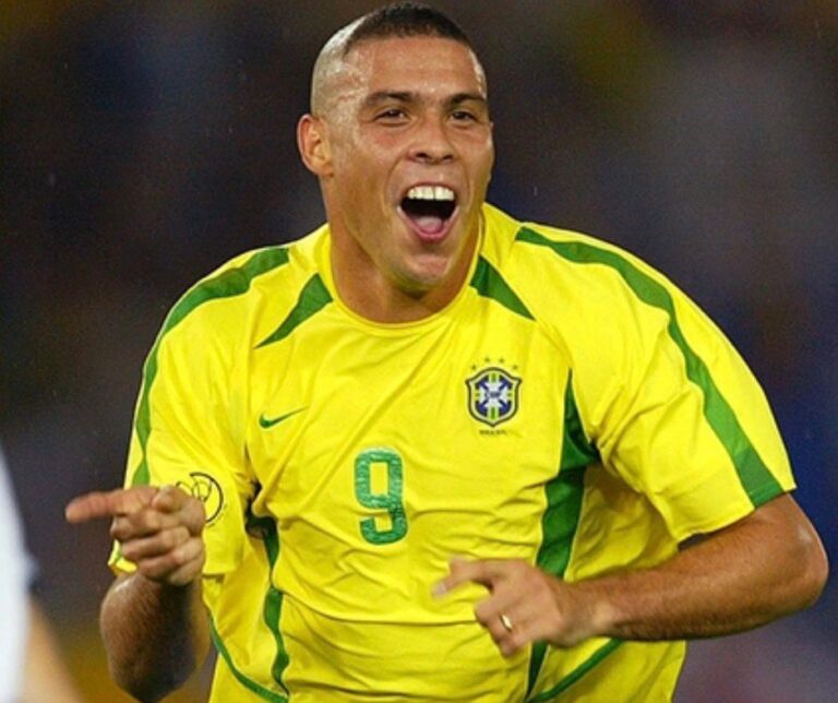Ronaldo Fenômeno lidera top 100 centroavantes