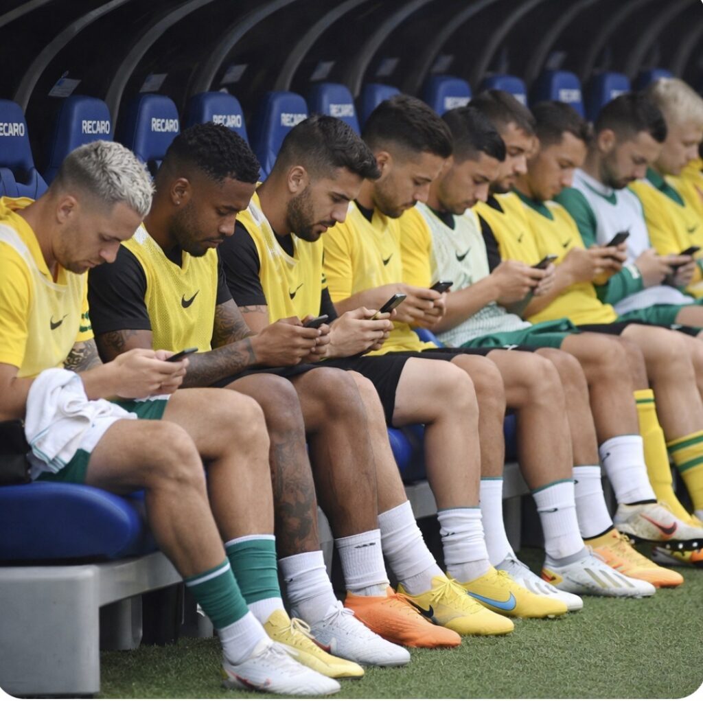 STJD dá aval a celular no banco com Memphis Depay