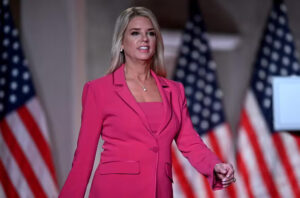 Bondi depõe no Congresso e defende Trump no caso Epstein