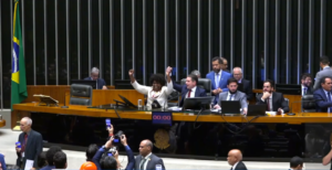 Câmara aprova fim da escala 6×1; PEC segue para o Senado