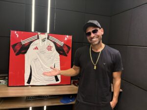Camisa autografada do Flamengo é rifada para Dona Rosi