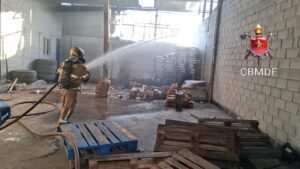 Incêndio em galpão mobiliza bombeiros em Ceilândia
