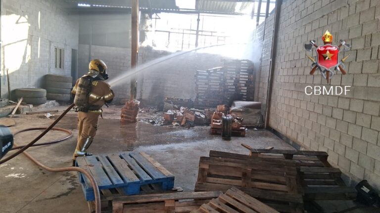 Incêndio em galpão mobiliza bombeiros em Ceilândia