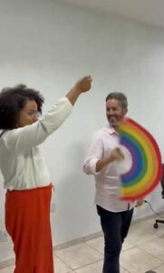 Leandro Grass aprende a bater leque em aula com candidata trans