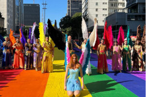 Parada LGBT+ expõe ausência da direita e contraste com Marcha para Jesus