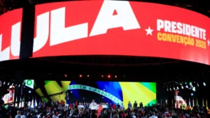 Vermelho e oncinha: moda marca convenção de Lula em SP