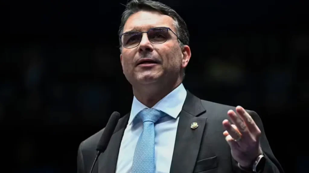 Flávio Bolsonaro fala em ‘guerra psicológica’ e nega sair da corrida