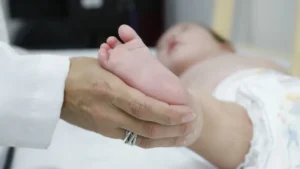 Atraso no teste do pezinho no SUS atrasa diagnóstico de AME