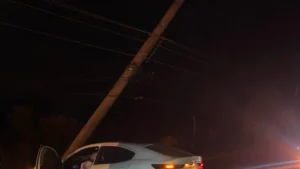 Carro bate em poste no Altiplano Leste e condutor não se feriu